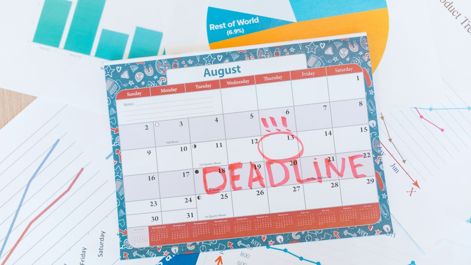 Calendrier et facture posés sur un bureau, illustrant le délai d'émission d'une facture en Belgique