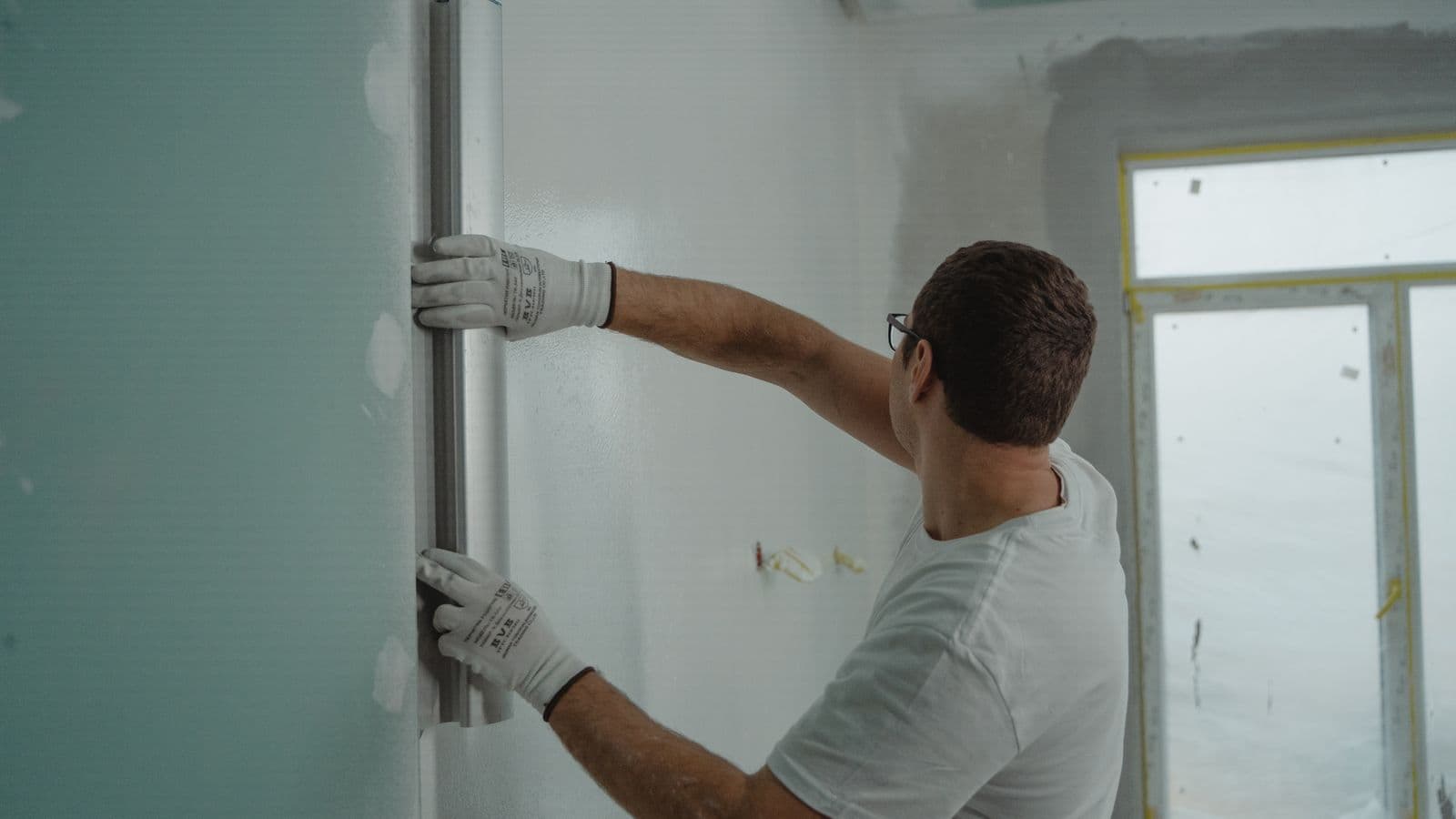 Ouvrier sur un chantier de rénovation en Belgique, illustrant la TVA sur les travaux immobiliers