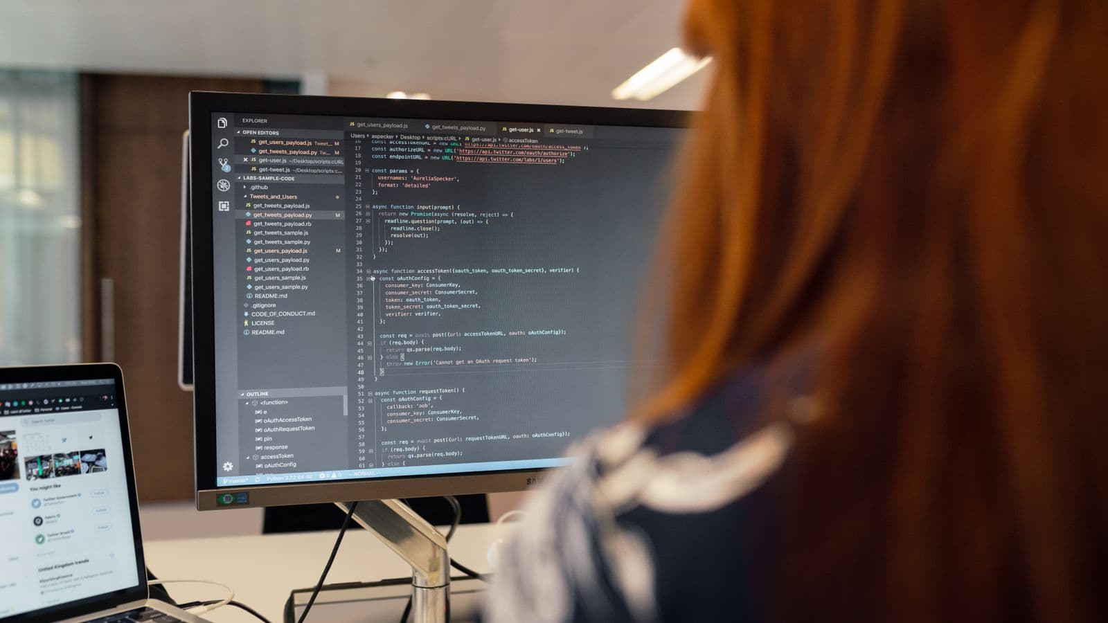 Ontwikkelaar die een gestructureerd XML-bestand op een scherm leest, als illustratie van het CII-formaat van een e-factuur
