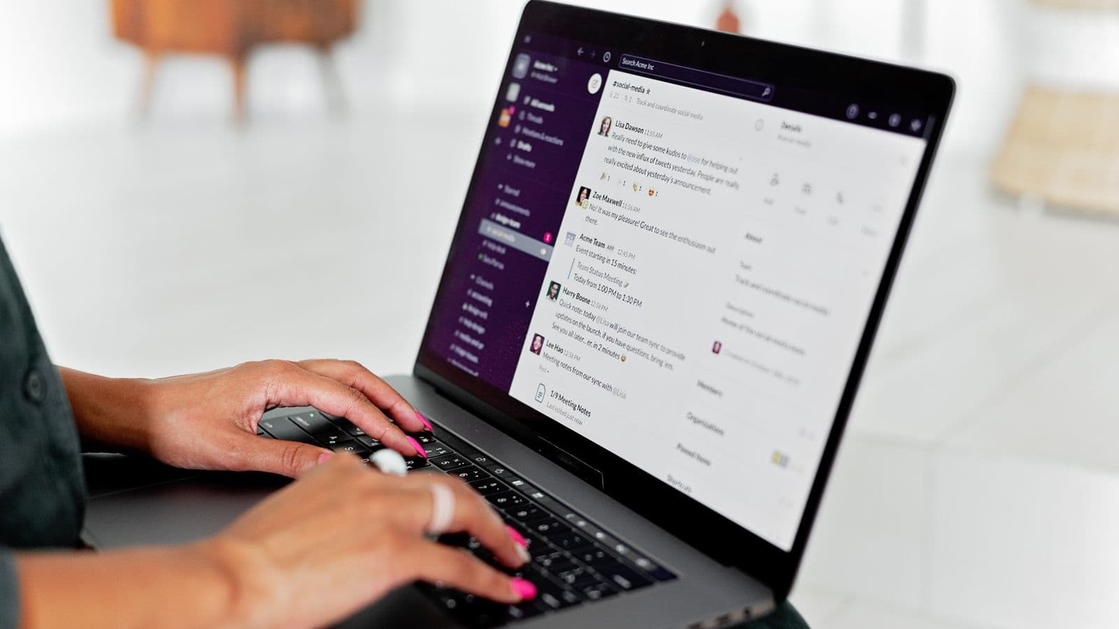 Personne consultant ses e-mails sur un ordinateur portable, illustrant la réception de factures Peppol par e-mail