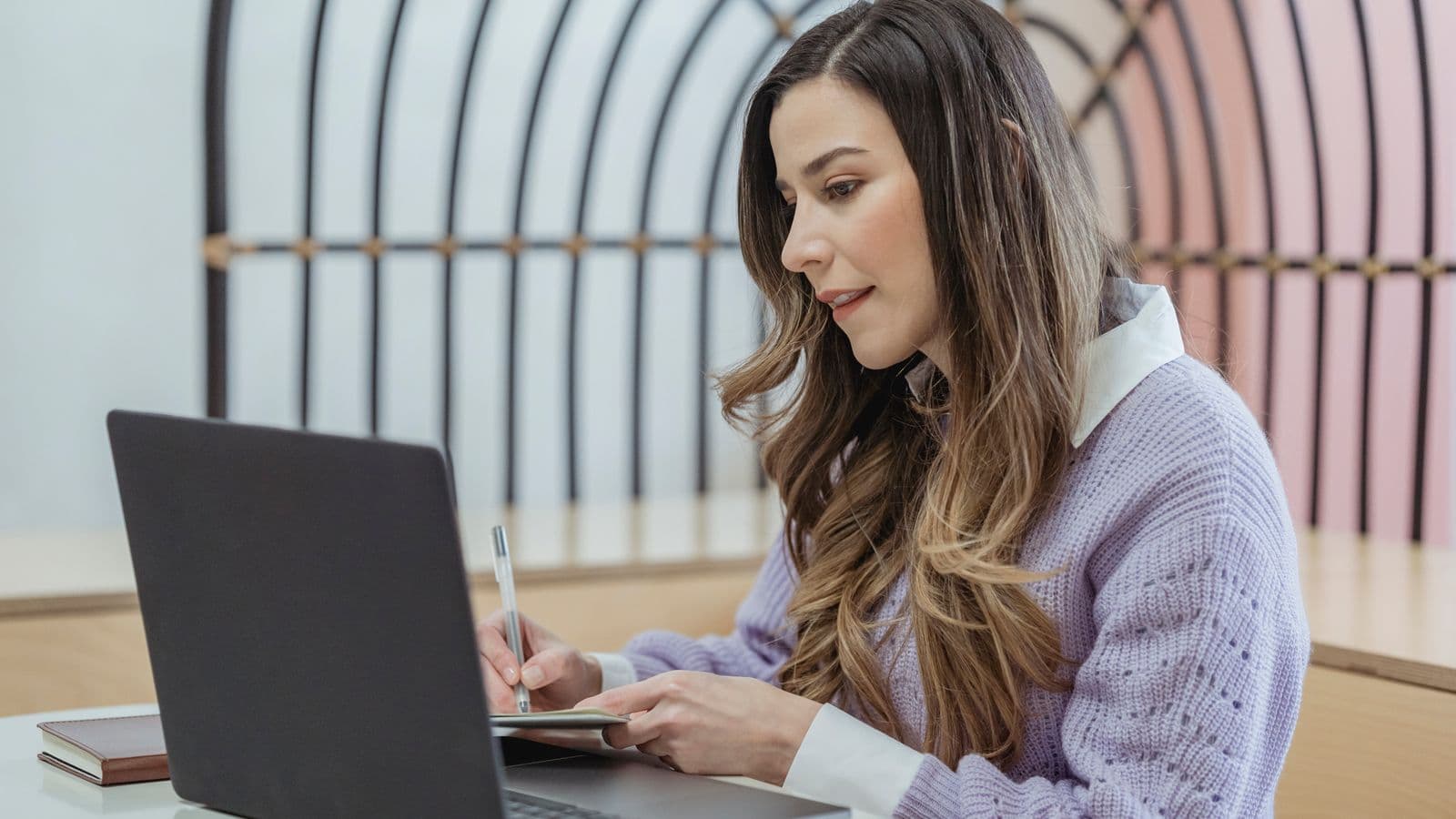 Zelfstandige bereidt de overstap naar e-facturatie voor op een laptop