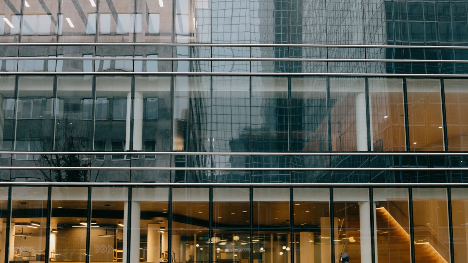 Façade en verre d'un immeuble de bureaux à Bruxelles, illustrant la gouvernance Peppol en Belgique par le SPF BOSA