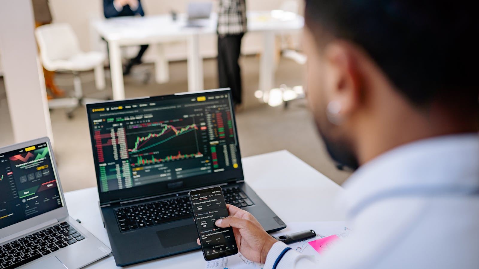 Financieel dashboard op een computerscherm in een kantoor van een kmo