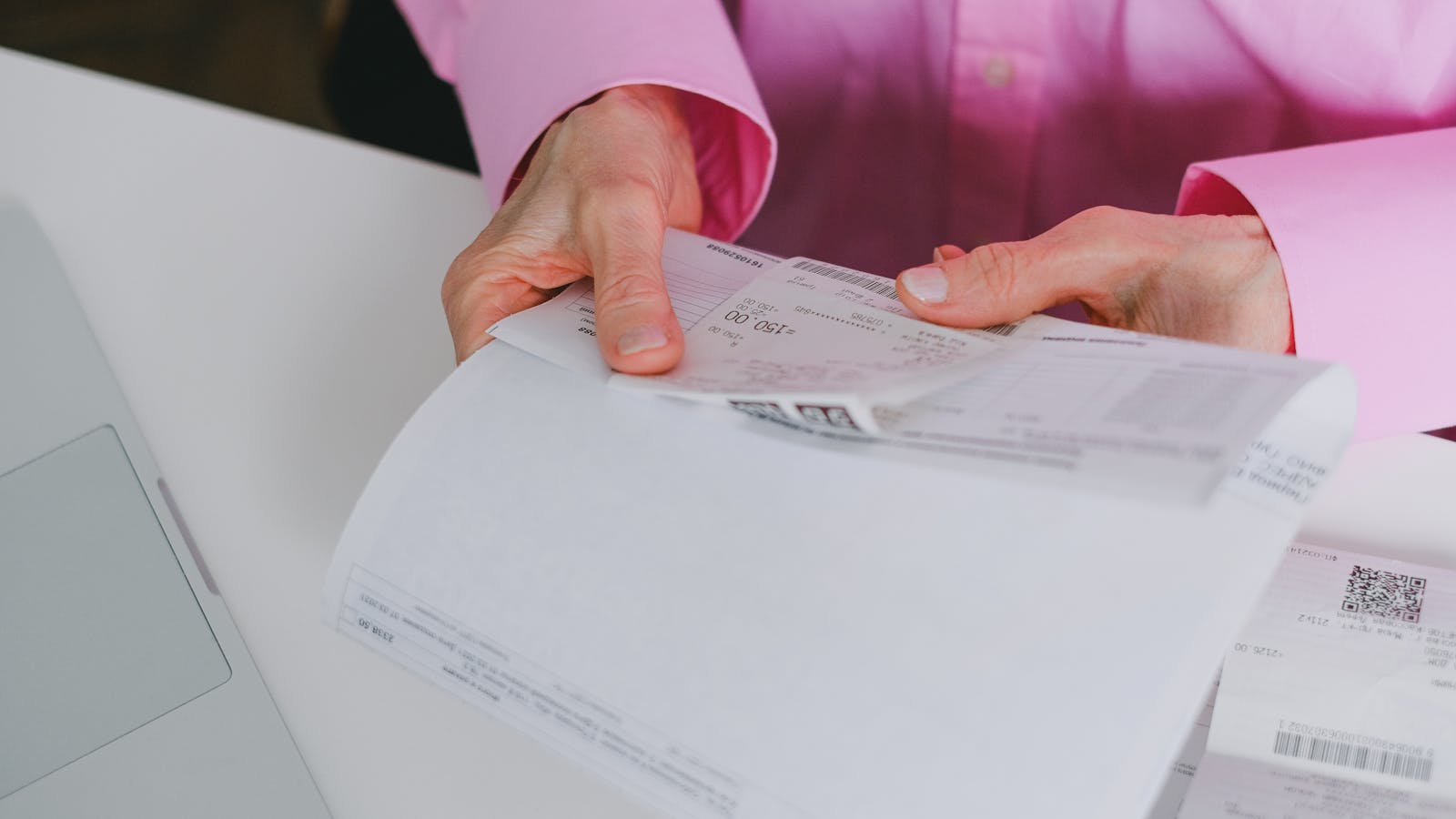 Belgian self-employed professional checking the mandatory details of an invoice on a computer