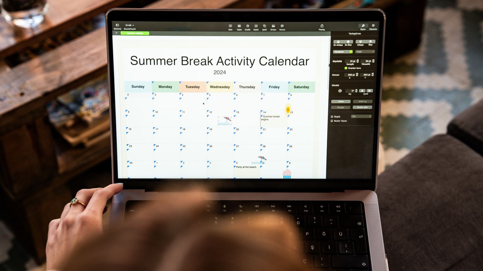 Person organising a billing calendar on a laptop, illustrating recurring billing of subscriptions