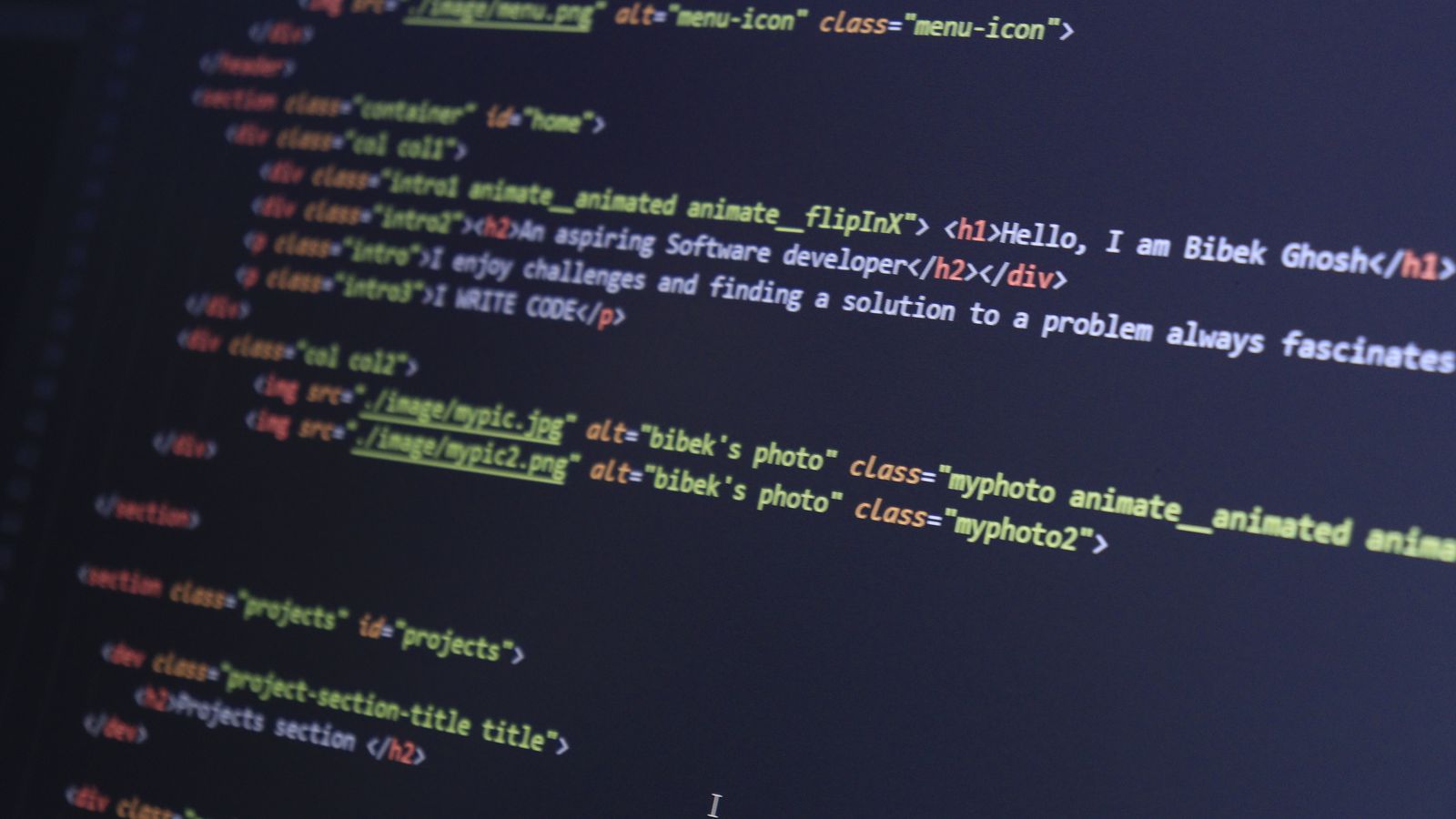 Écran d'ordinateur affichant du code XML, illustrant la structure d'une facture au format UBL 2.1