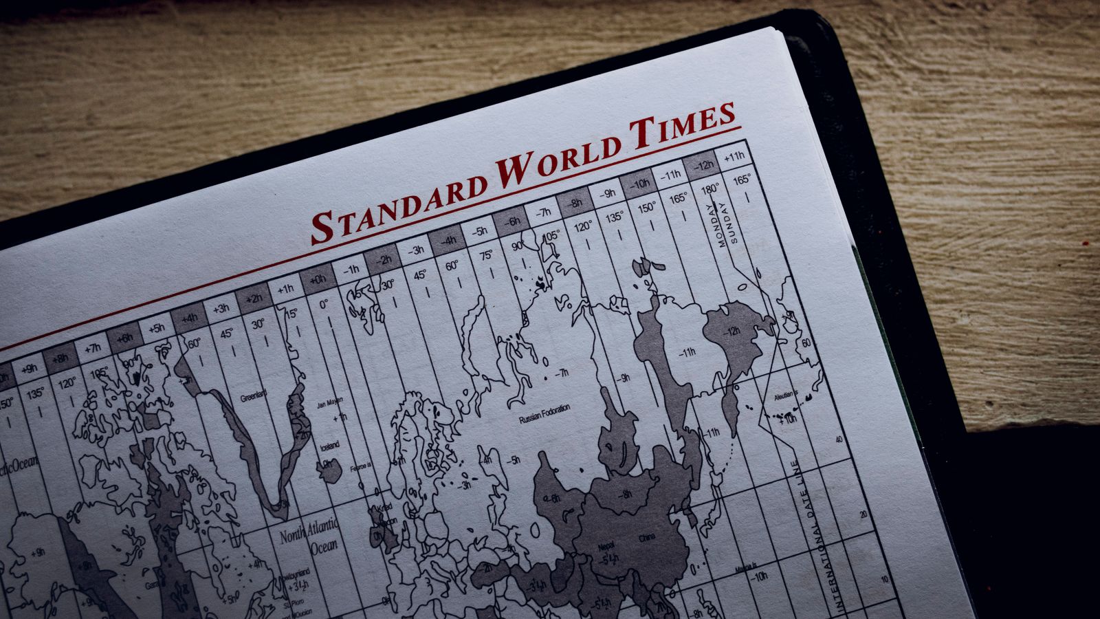 Wereldkaart met tijdzones op een agendapagina, als illustratie van Peppol PINT, het internationale facturatiemodel