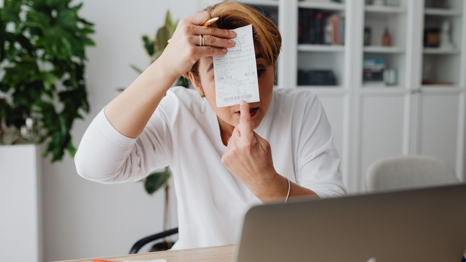 Comptable d'une PME belge consultant sur son ordinateur une facture électronique reçue via Peppol