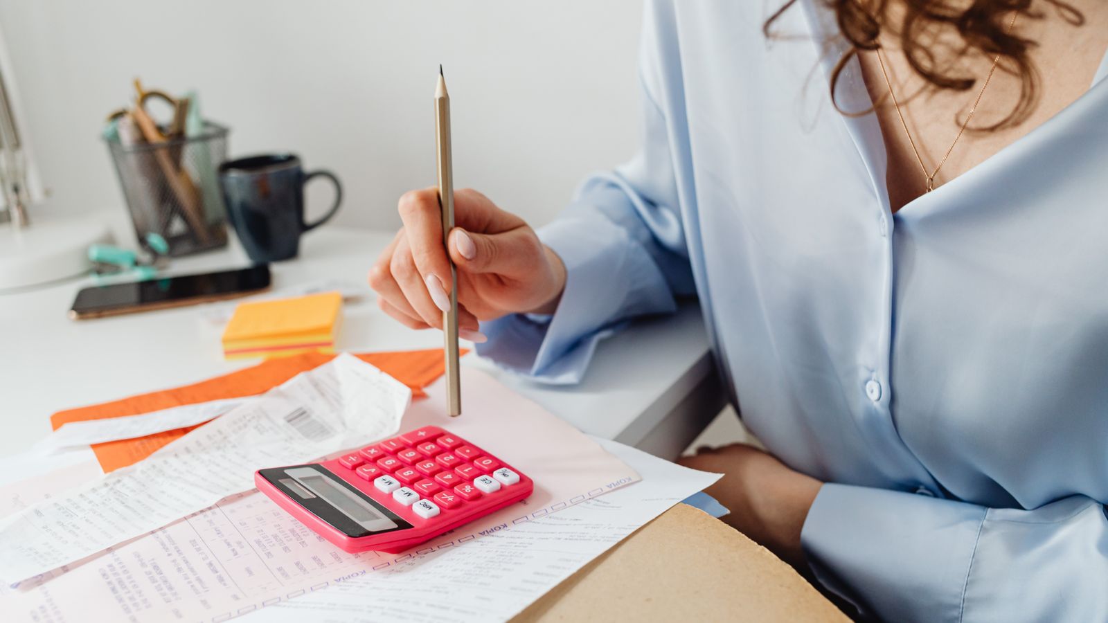 Comptable calculant la TVA à appliquer sur une facture, illustrant les taux de TVA en Belgique